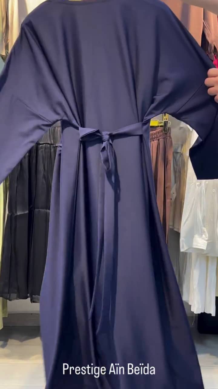 Robe Longue Col V & Ceinture — Coupe Chauve-Souris