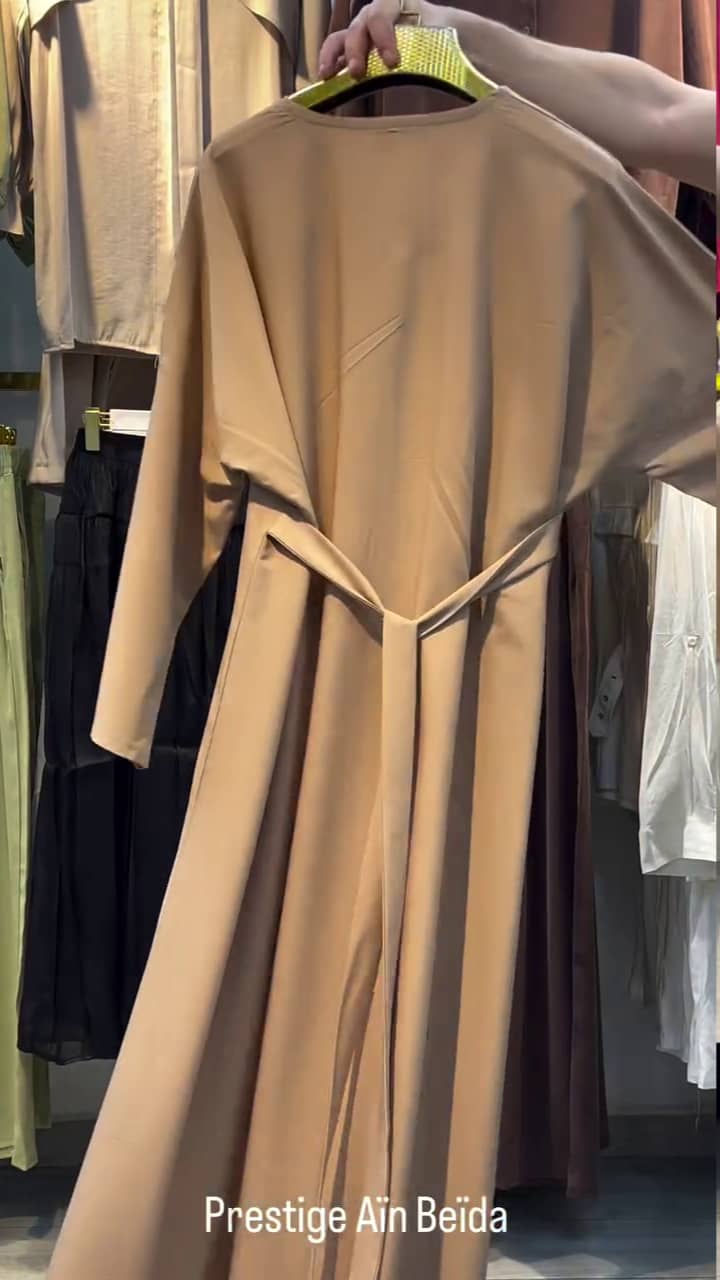 Robe Longue Col V & Ceinture — Coupe Chauve-Souris